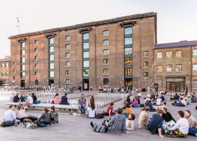Granary Square, novi javni prostor pred prenovljenim skladiščem žita, v katero so umestili novoustanovljeno fakulteto za umetnost in oblikovanje Central St. Martins. Trg je med tednom priljubljeno zbirališče študentov, konec tedna pa družin z otroki.