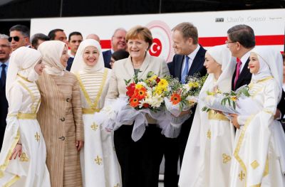 Lažniva novica: fotografija z dogodka, kjer naj bi Merklova čestitala še nepolnoletnima mladoporočencema. V resnici je šlo za obisk begunskega taborišča