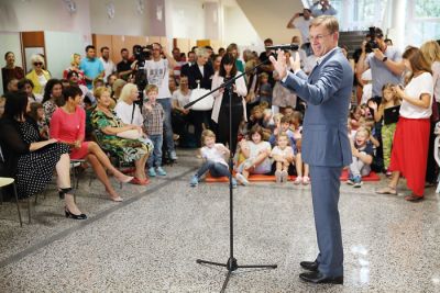 Bo Miro Cerar, fotografiran na prvi šolski dan, izobraževanju vrnil odvzeti denar? 