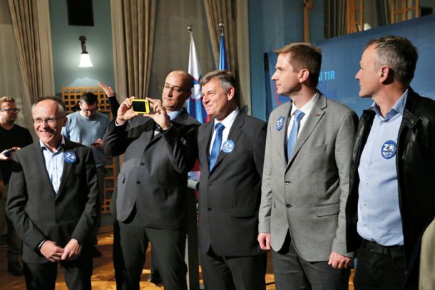 Selfie zmagovalcev referenduma o drugem tiru železniške proge 