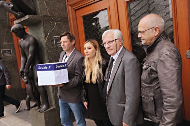 Predsednik Društva za zdravje naroda Jožef Ivan Ocvirk (drugi z desne) s somišljeniki pred vrati slovenskega parlamenta 