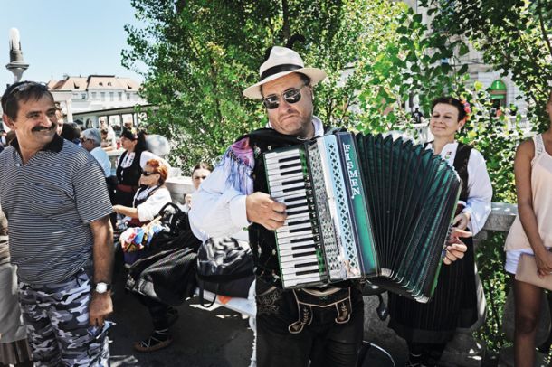 Mesta glasna harmonika in vsiljivi harmonikar na Prešernovem trgu ne motita, raje preganja kitariste z ojačevalci, ker naj bi njihovo igranje vznemirjalo ljudi