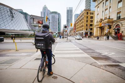 UberAlles: Podjetje Uber je začelo ponujati tudi razvoz pripravljene hrane. Na fotograﬁji v Torontu.