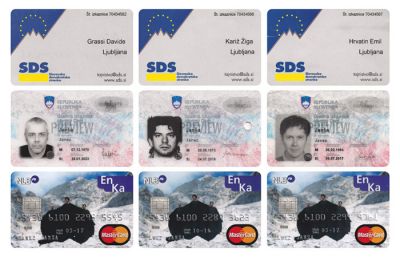 Del projekta Troika: članske izkaznice stranke SDS in osebne izkaznice umetnikov Janezov Janš 
