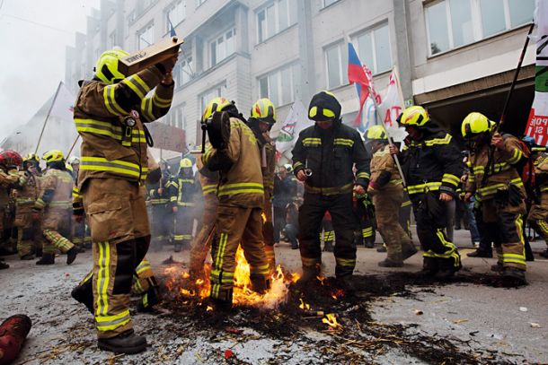 Glasni in vnetljivi protest poklicnih gasilcev pred vlado, ker jim ta noče dvigniti (pre)nizkih plač, Ljubljana