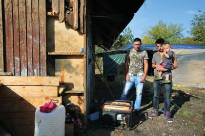 Dalimir Jurkovič z bratom in sinom ob agregatu, ki proizvede vsaj minimalne količine elektrike za najnujnejše potrebe.