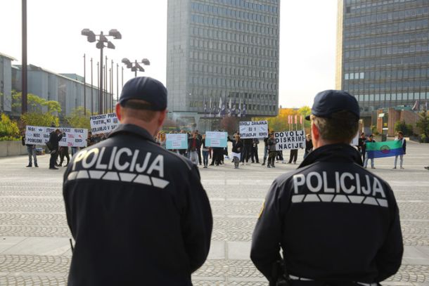 Prvi romski protest pred državnim zborom