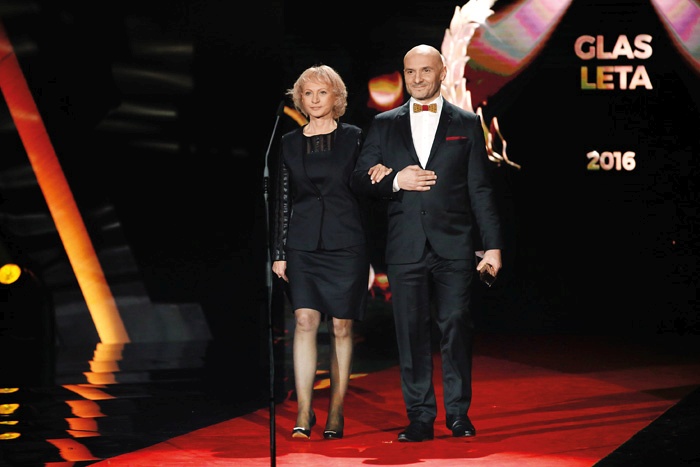 Konkurenca pod roko: Ljerka Bizilj, direktorica TV Slovenija, in programski direktor POP TV Branko Čakarmiš (na prireditvi Žarometi 2016)