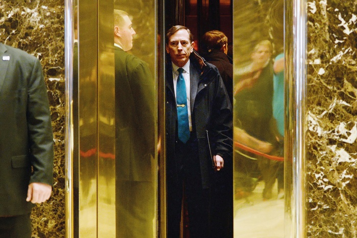 Novi »šef« slovenskih POP TV in Telemacha, ameriški general David Petraeus, bivši vodja CIE, gre na obisk k takrat pravkar izvoljenemu ameriškemu predsedniku Donaldu Trumpu v njegov nebotičnik (28. november 2016)