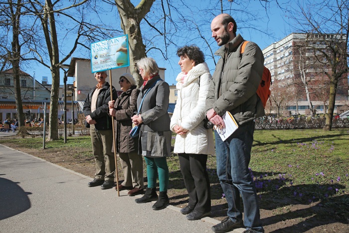 Molitev pred ljubljansko porodnišnico
