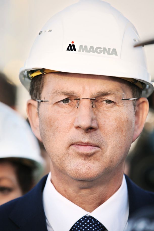 Pri Hočah je vzel v roke lopato.