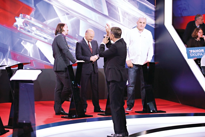 Ko je Borut Pahor na soočenju na POP TV med gosti zagledal Sašo Dončića, znanega košarkarja in očeta še bolj znanega Luke Dončića, je brez pomisleka navidezno vrgel na koš. In seveda zadel.