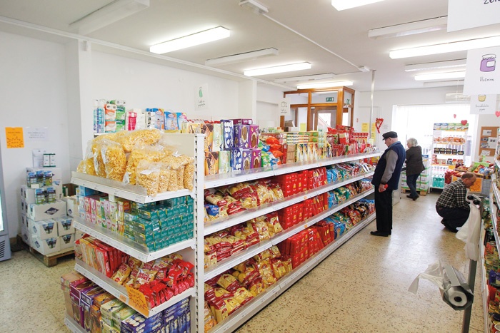 Prva socialna trgovina Sotra, slikana v času, ko je imela še prihodnost. Sedaj zapira vrata