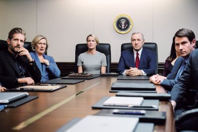 Snemanje kritiško cenjene nadaljevanke Hiša iz kart, v kateri zakonca Underwood (Kevin Spacey in Robin Wright) zavzameta Belo hišo, je zaustavljeno.