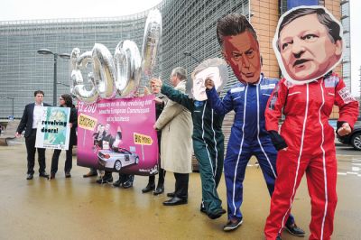 Nevladne organizacije so lani zbrale 63 tisoč podpisov v protest proti bivšemu predsedniku evropske komisije Joseju Manuelu Barrosu, ki se je zaposlil v ameriški investicijski banki Goldman Sachs. 