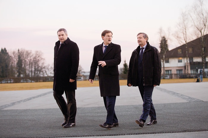 Dejan Židan (SD), Miro Cerar (SMC), Karl Erjavec (DeSUS): »Ne bomo sodelovali z Janšo.« – »Ne.« – »Ne bomo šli v koalicijo s SDS.« 