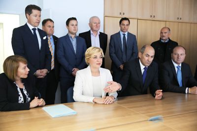Romana Tomc in Janez Janša – vsi smo ena velika srečna družina