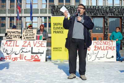 Ahmad Šami na protestnem shodu proti takrat novemu zakonu o tujcih 20. januarja 2017 pred parlamentom 