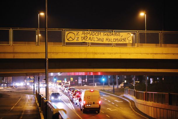 Protestni napis proti solidarnosti z Ahmadom skupine, ki se imenuje Generacija identitete, ki je pred pol leta demonstrirala proti džamiji v Ljubljani. Lokacija: Dolgi most 