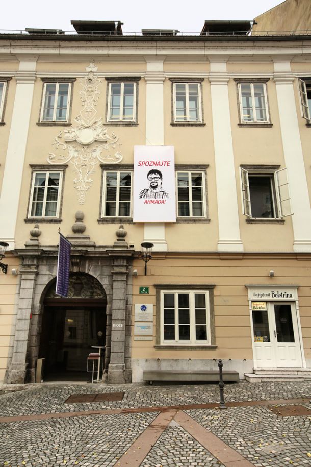 Vabilo na dogodek, na katerem se je Ahmad Šami predstavil širši javnosti (ZRC Sazu). V času, ko je bila posneta fotograﬁja, se je Šami pred deportacijo skrival v državnem zboru. 