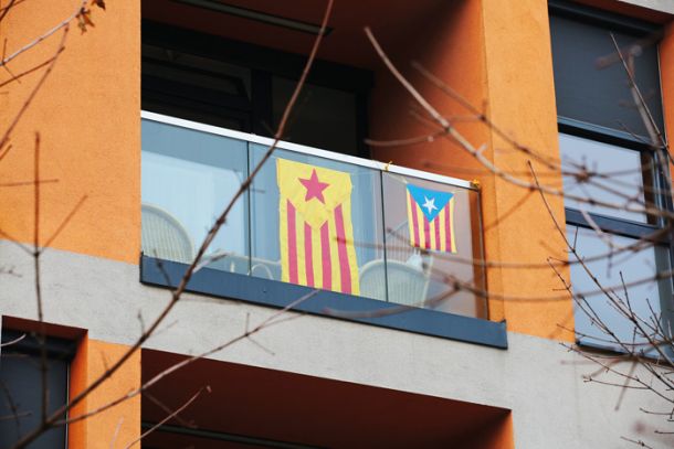 Katalonski zastavi na balkonu pesnice Svetlane Makarovič 