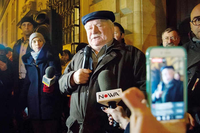 Nekdanji poljski predsednik, Nobelov nagrajenec, voditelj Solidarnosti Lech Walesa v Gdansku, kjer je podprl proevropsko usmerjene poljske protestnike