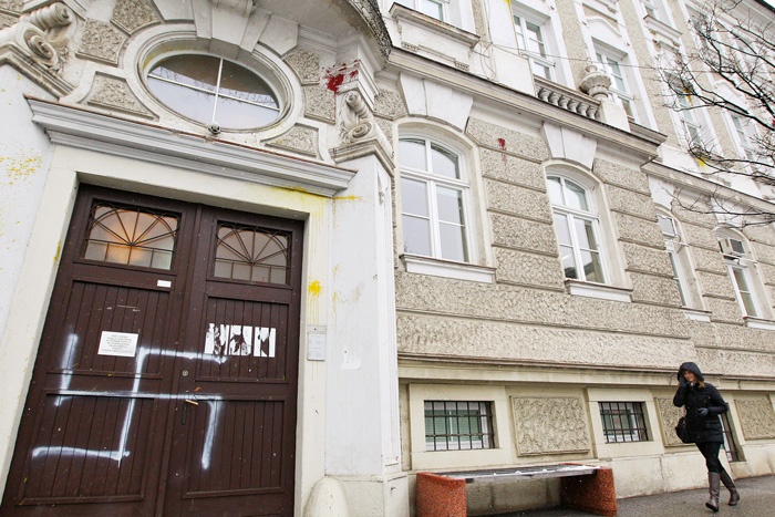 Kljukasti križ na vratih mariborske upravne enote, februar 2015