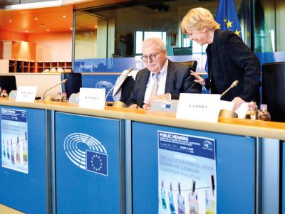 Prijazno trepljanje: predsednik odbora evropskega parlamenta, ki se ukvarja s pranjem denarja, Werner Langen in Romana Tomc