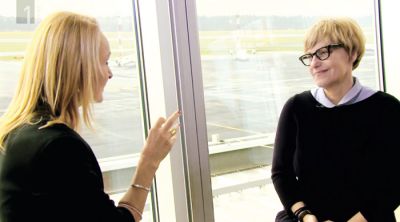 Marjana Ravnjak in Mateja Koležnik na brniškem letališču med pogovorom za oddajo Umetnost igre