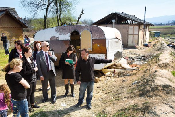 Trenutni komisar Nils Muižnieks na obisku v romskem naselju Dobruška vas 