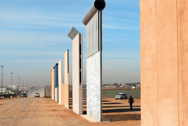 Različni prototipi zidov, kakršne kani postaviti Donald Trump