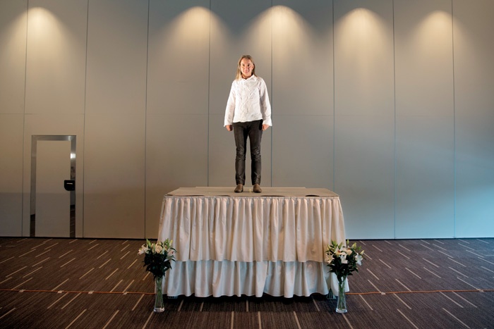 Braco ob spremljavi angelskih melodij stopi na dvignjeni podest, pravzaprav oltar, in se kot nekakšno božanstvo ozre proti občinstvu.