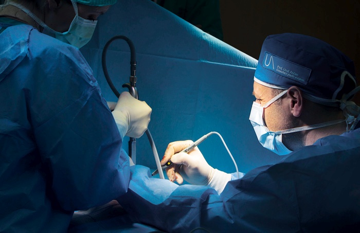 Dr. Uroš Ahčan, predstojnik kliničnega oddelka UKCLJ za plastično, rekonstrukcijsko in estetsko kirurgijo, kjer opravljajo operacije raka na dojkah