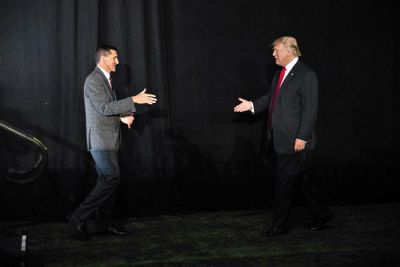 General Michael Flynn, nekdanji Trumpov svetovalec za nacionalno varnost in Donald na predvolilnem shodu v Bedfordu leta 2016