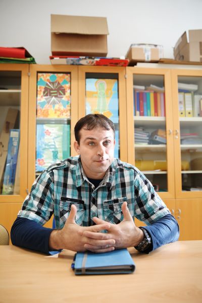 Mitja Novak na škocjanski osnovni šoli, kjer romskim otrokom nudi dodatno učno pomoč.