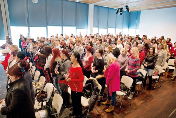 Ena od številnih skupin, v katerih je bilo po dvesto obiskovalcev iz vseh koncev Slovenije in od drugod, čaka na prihod preroka v konferenčno dvorano.