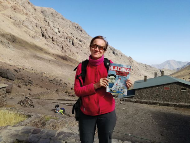 Danica Ošlaj pred kočo (3207 m) pod Toubkalom (4167 m), Maroko