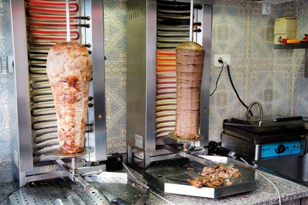 Vrteča valja, iz katerih režejo meso za kebabe