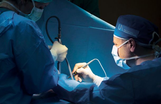 Dr. Uroš Ahčan, predstojnik kliničnega oddelka UKCLJ za plastično, rekonstrukcijsko in estetsko kirurgijo, kjer opravljajo operacije raka na dojkah