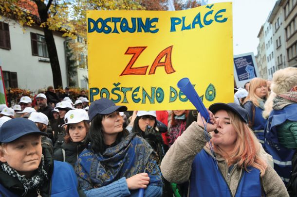 Poziv vladi na protestu za dvig najnižjih plač v javnem sektorju novembra lani 