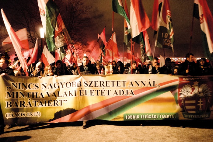 Pripadniki madžarske skrajno desne stranke Jobbik na shodu v Varšavi ob poljskem dnevu neodvisnosti