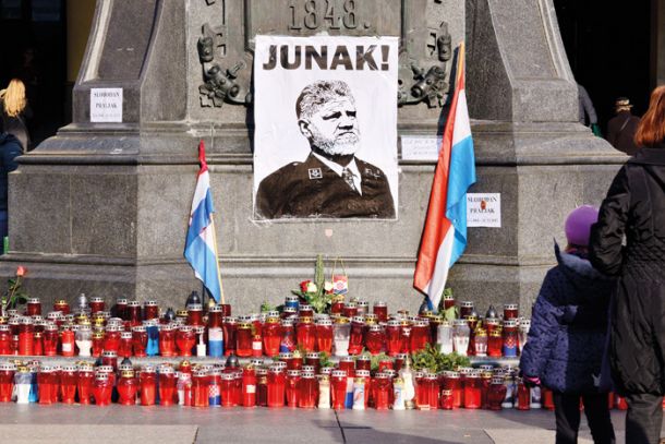 Počastitev obsojenega haaškega zločinca Slobodana Praljka, ki je po izreku sodbe storil samomor, na zagrebškem trgu bana Jelačića. 