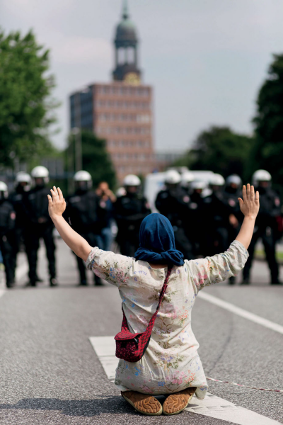 Koliko policajev je potrebnih,  da premagaš sedečo protestnico?