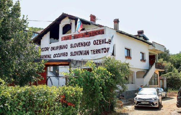 Hiša Joška Jorasa po razglasitvi odločitve arbitražnega sodišča, ki mu ne gre na roko.