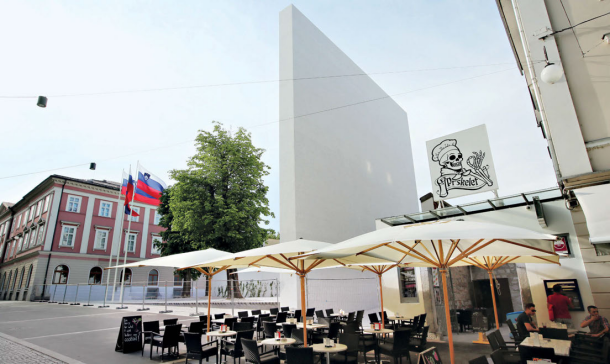 Spomenik sprave na Kongresnem trgu… pred ognjam dom, pred točo mi pšenico bi bližnji sosed vároval …