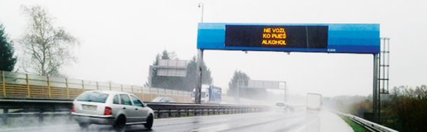 Angleški in slovenski napis nista ekvivalentna, ker angleški ne vsebuje besede alkohol.