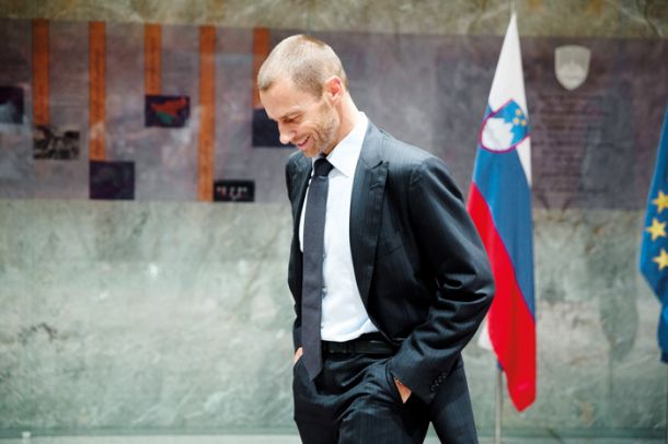 Predsednik evropske nogometne zveze UEFA Aleksander Čeferin v preddverju državnega zbora 