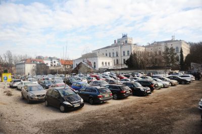 Šumi: v središču Ljubljane bo kar še nekaj časa makadamsko parkirišče, ki delno stoji celo v izkopu. Nekaj korakov naprej »kompozicijo« dopolnjuje parkirišče na lokaciji nesojenega NUK 2.