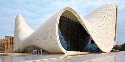 Zaha Hadid: Heydar Aliyev Center (2012) v Bakuju, Azerbajdžan