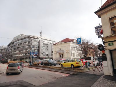 Eno najgrših parkirišč je že dolgo pred spomeniško zavarovano stavbo Sanatorija Emona, prav pri vstopu v zgodovinsko mestno jedro